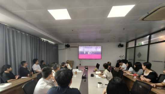 市數據集團集中觀看閱兵儀式